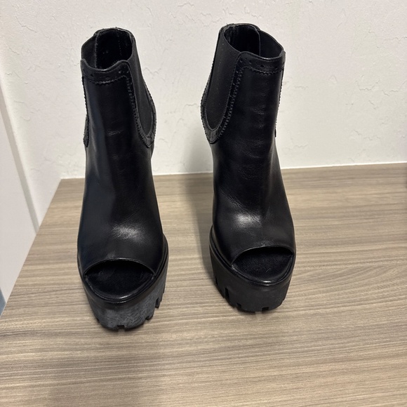Statement Versus boots. - Picture 4 of 7